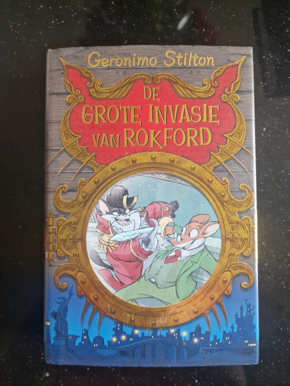 Geronimo Stilton - De Grote Invasie van Rokford, Boeken, Ophalen of Verzenden, Zo goed als nieuw, Geronimo Stilton, Fictie algemeen