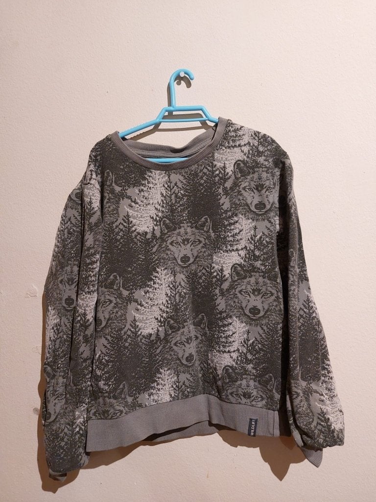 15	Stoere trui met wolvenprint	122/128, UNSIGNED, Trui of Vest, Ophalen of Verzenden, Zo goed als nieuw