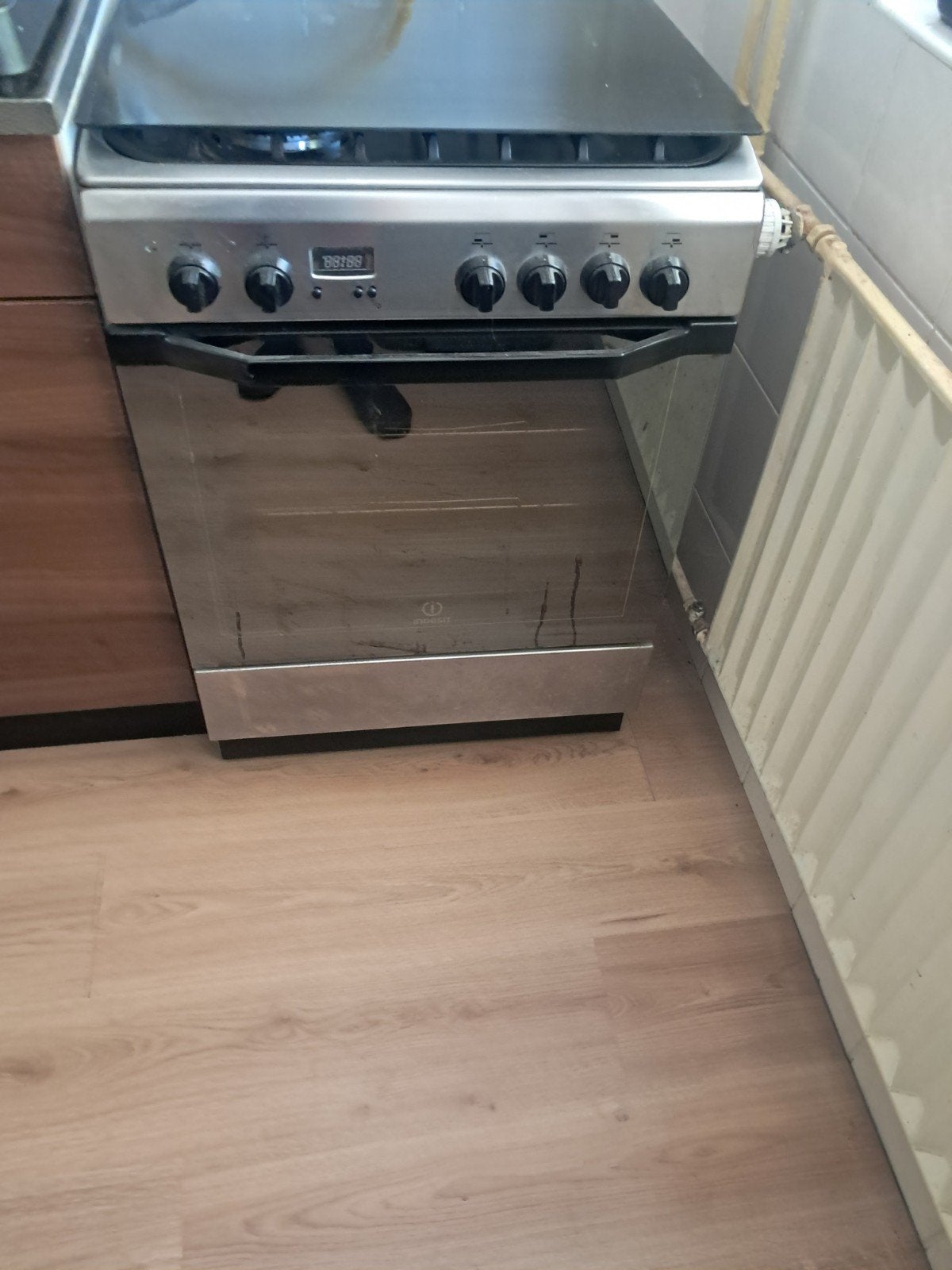 Gasfornuis met oven - Indesit, Witgoed en Apparatuur, Fornuizen, Gebruikt, 60 cm of meer, Gas, Vrijstaand