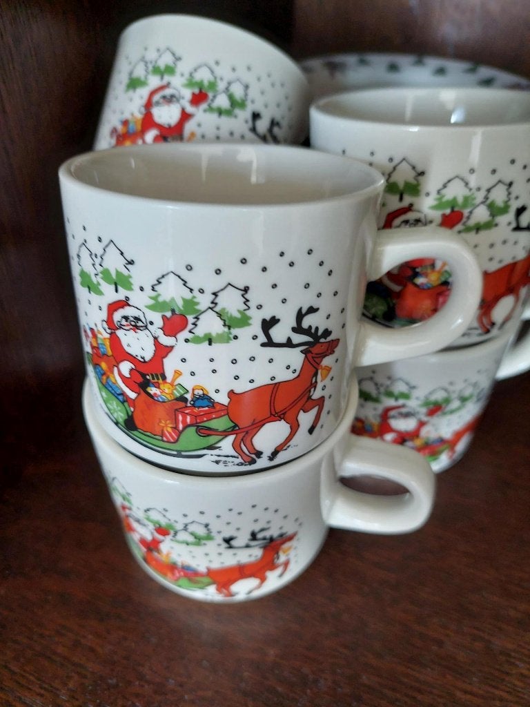 Kerst servies met Kerstman en rendier - 6 koppen en 2 borden, Gebruikt, Keramiek, Ophalen of Verzenden, Overige stijlen