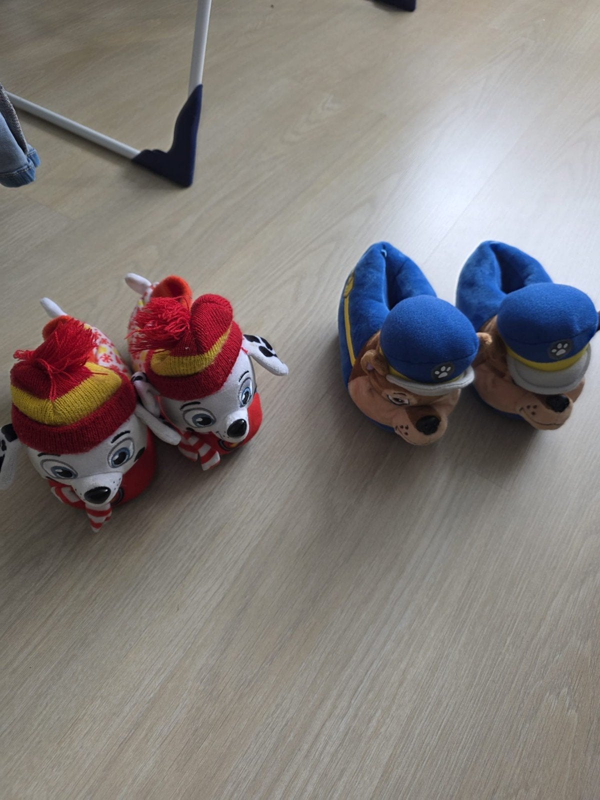 pow patrol  slofjes blauw is 25/26 Rood 27, Kinderen en Baby's, Ophalen of Verzenden