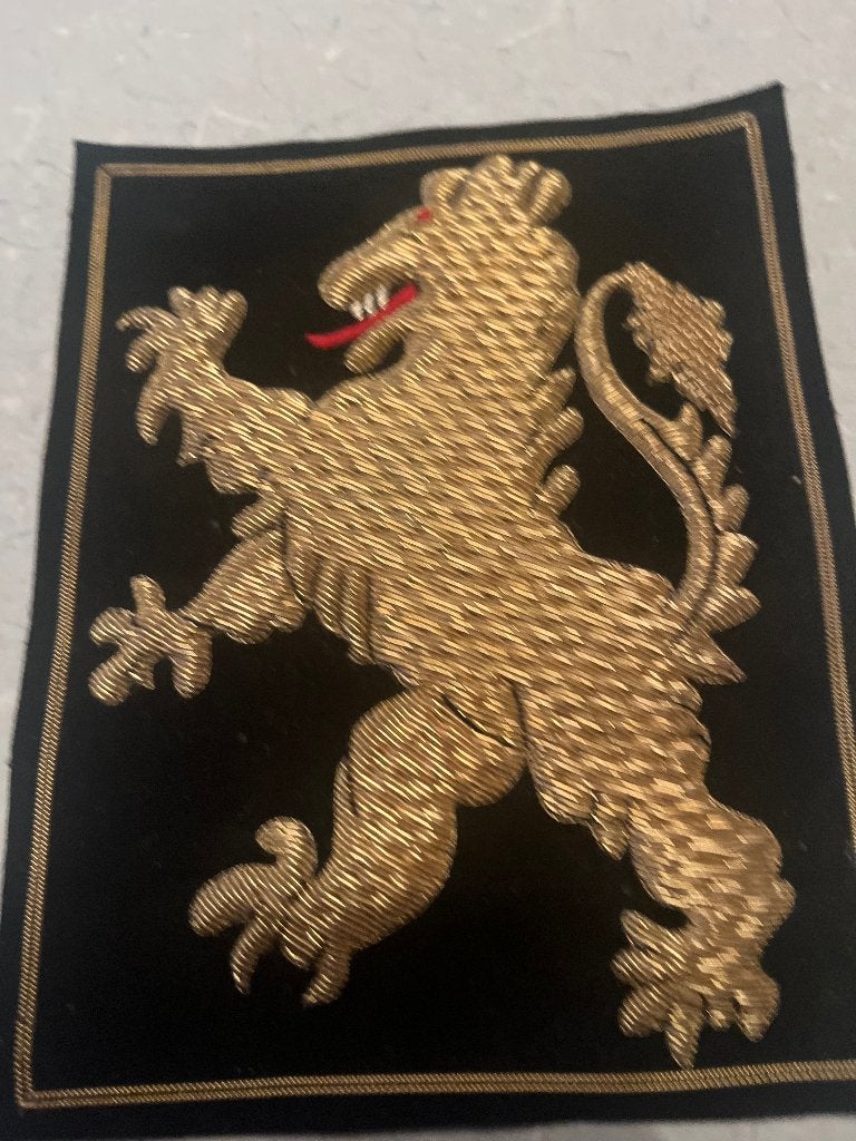 Groot mill. ?? stoffen embleem leeuw met gouddraad, Verzamelen, Ophalen of Verzenden, Landmacht, Nederland, Embleem of Badge