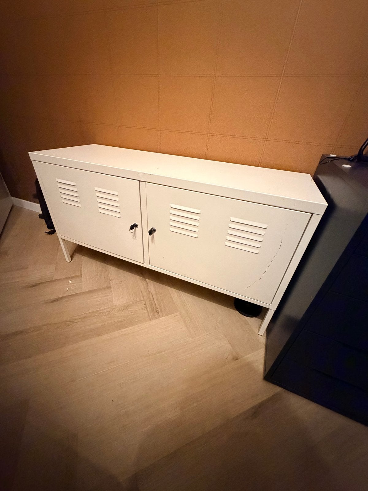 IKEA PS metalen lockerkast/tv-kast/dressoir - functioneel, Huis en Inrichting, Kasten | Lockerkasten, Ophalen, Gebruikt