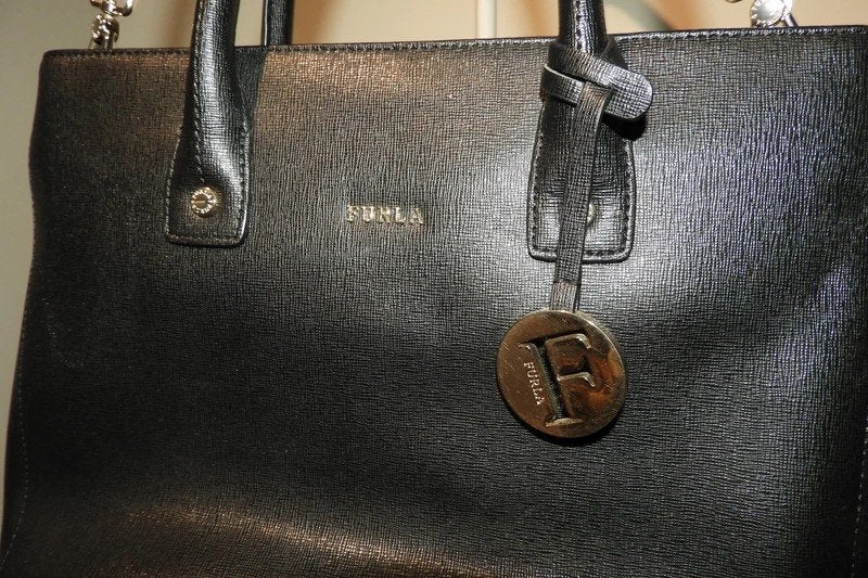 Furla zwarte ruime schoudertas gouden merk hanger eraan, Sieraden, Tassen en Uiterlijk, Tassen | Schoudertassen, Overige merken