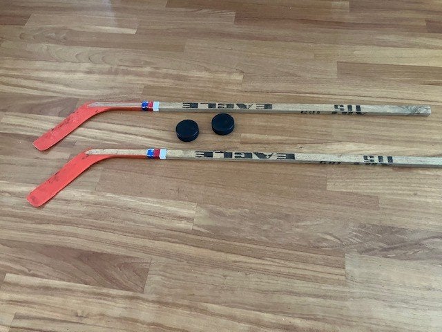 Gratis 2 ijshockeysticks met 2 pucks, Sport en Fitness, IJshockey, Ophalen, Gebruikt, Stick