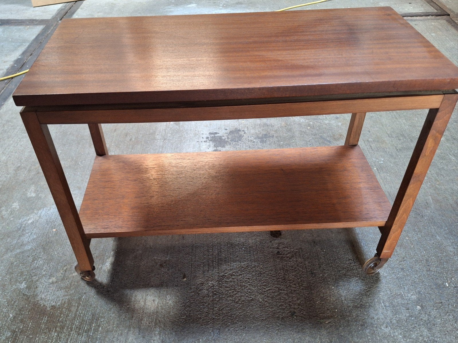 Vintage teakhouten TV-tafel op wieltjes, 45 tot 60 cm, Gebruikt, Vintage, Mid-century, Ophalen of Verzenden