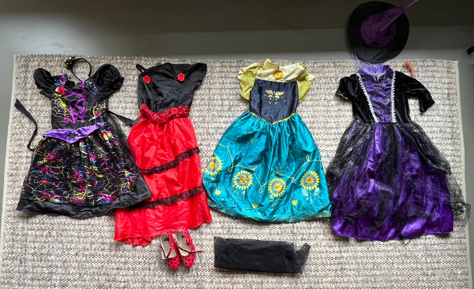 Vier verkleedjurken met accessoires, Kinderen en Baby's, Ophalen, Zo goed als nieuw, 110 t/m 116, Jongen of Meisje