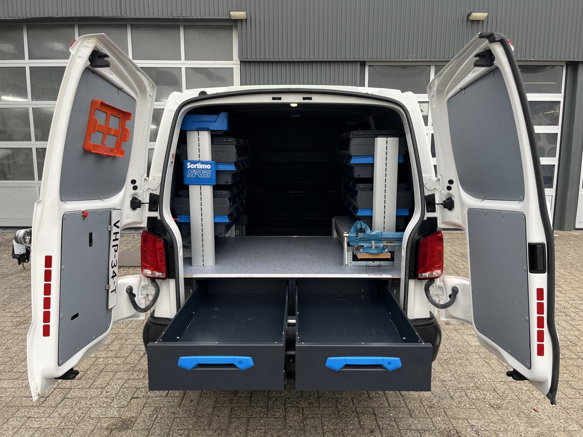 Volkswagen Transporter 2.0 TDI L2H1 Sortimo Kastinrichting T, Voorwielaandrijving, Gebruikt, 4 cilinders, Volkswagen