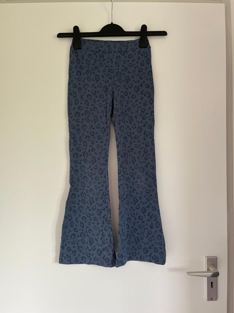 Donkerblauwe flared broek met panterprint, maat 134/140 Hema, Ophalen of Verzenden, Zo goed als nieuw, Meisje, Broek
