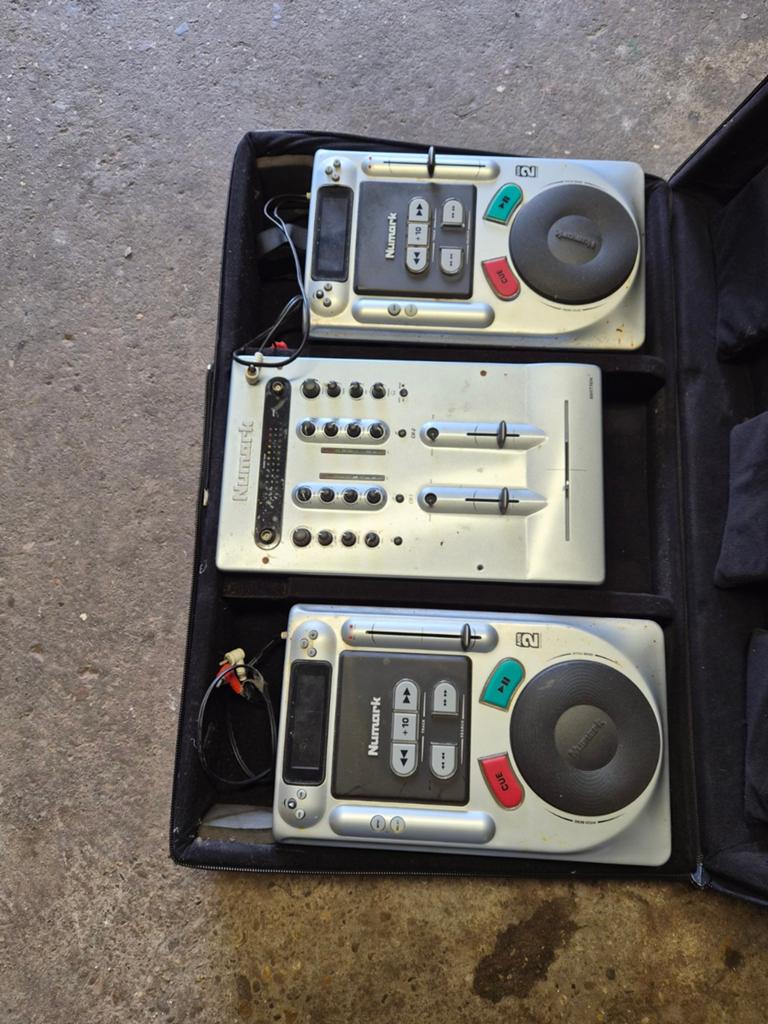 Numark DJ-set met twee draaitafels en mixer, Muziek en Instrumenten, Dj-sets en Draaitafels, Ophalen of Verzenden, Gebruikt, Dj-set