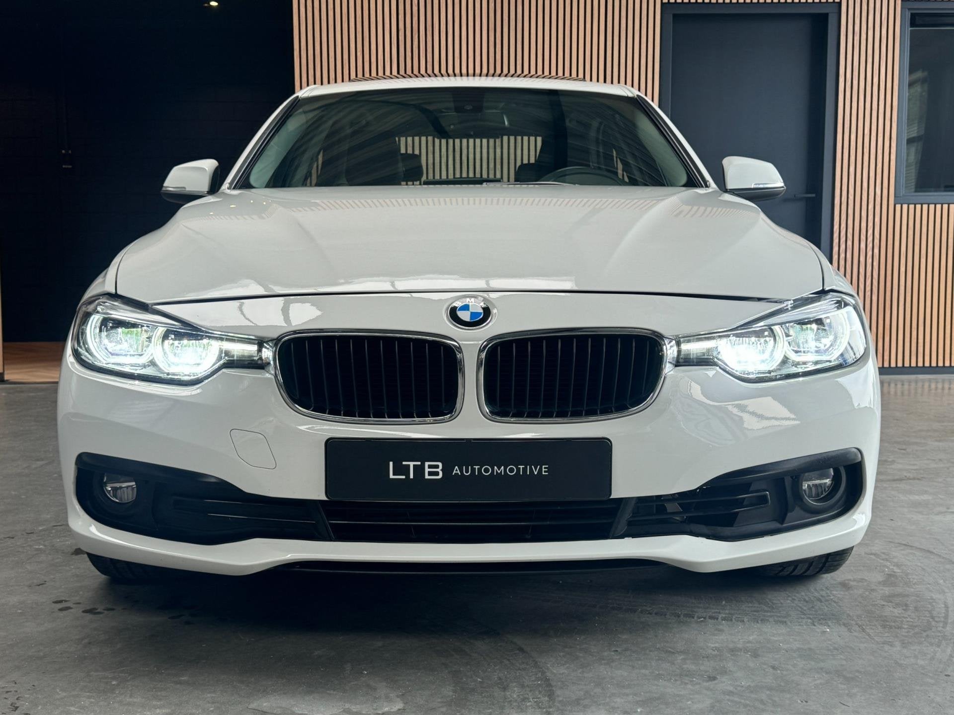 BMW 3-serie 320i xDrive Leder | Camera | Schuifdak EXPORTPRI, Auto's, Automaat, 1998 cc, Stof, Gebruikt