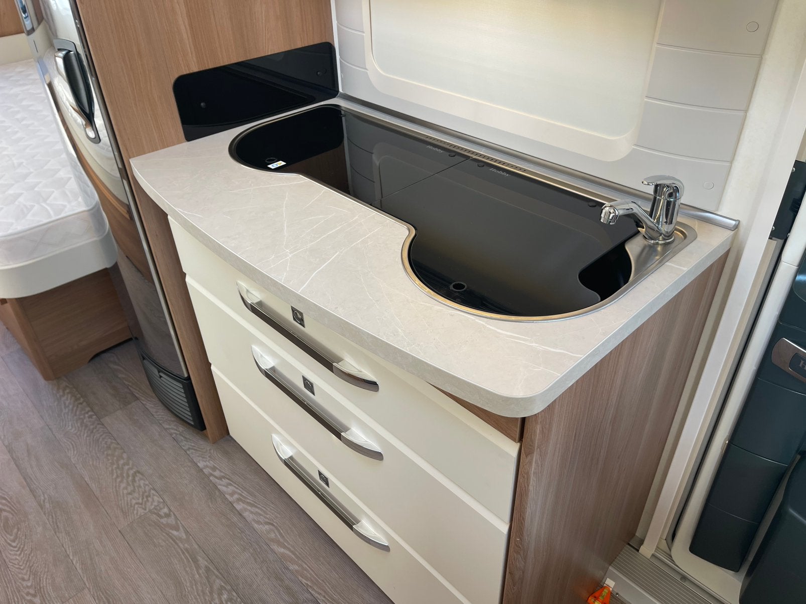 Foto 15 van Hobby 495 UL uit 2019 | 2 bedden | Mover | Luifel | Voortent