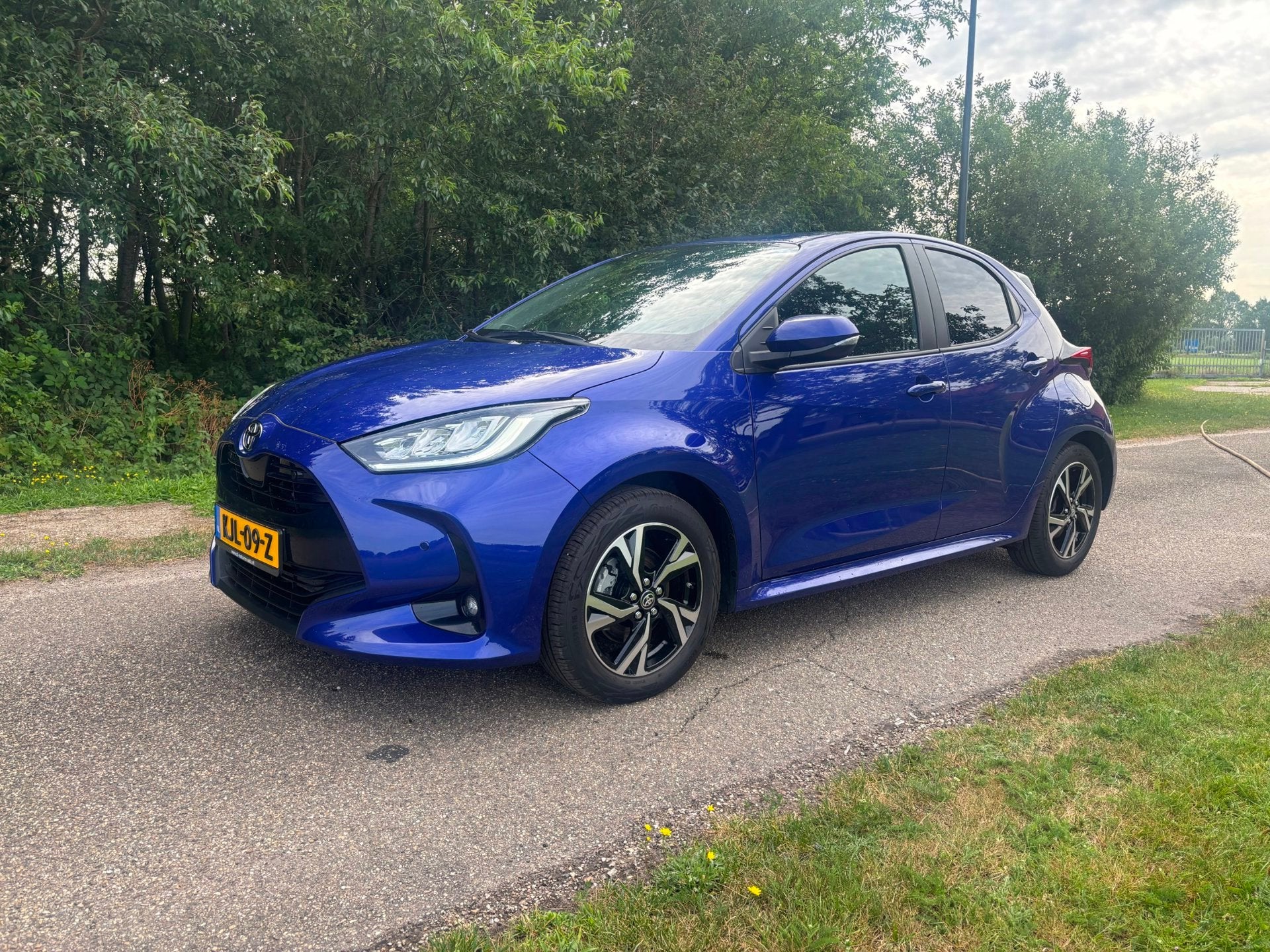 Toyota Yaris 1.5 Hybrid 115 Business Plus Keyless apple carp, Dealer onderhouden, Gebruikt, Blauw, 450 kg
