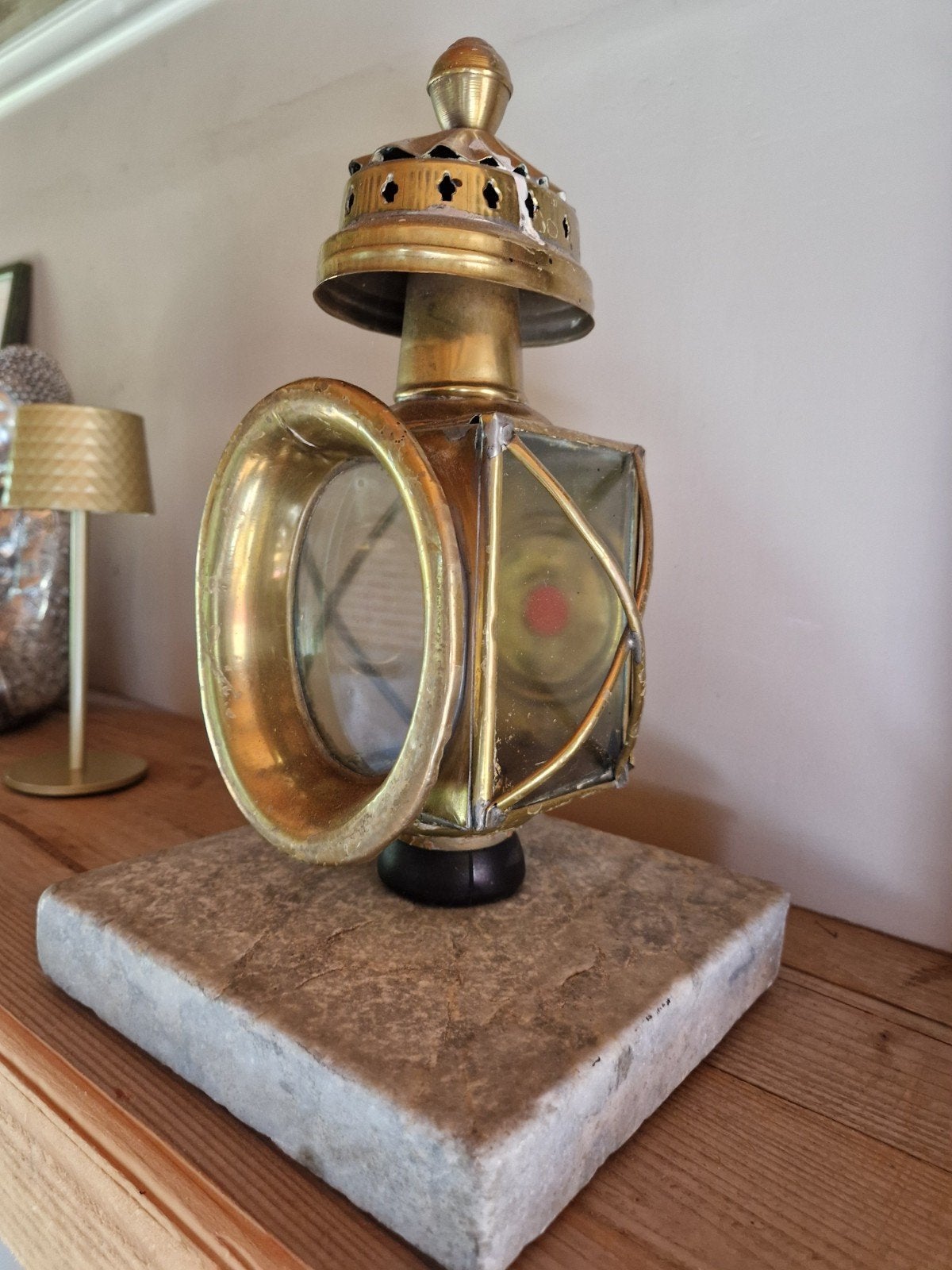 Antieke koperen koetslamp op stenen voet, Ophalen