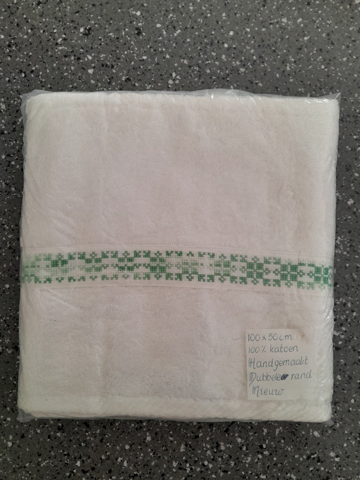 Handdoek wit nieuw geborduurde rand groen cadeau, Handdoek, Nieuw, Ophalen of Verzenden, Wit