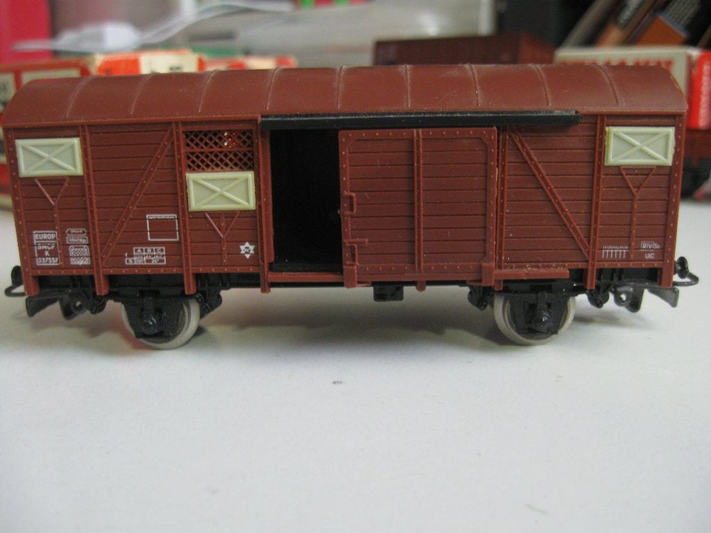 Modeltrein Ho: Vintage Jouef Wagon met schuifdeuren., Gelijkstroom, Jouef, Wagon, Ophalen of Verzenden