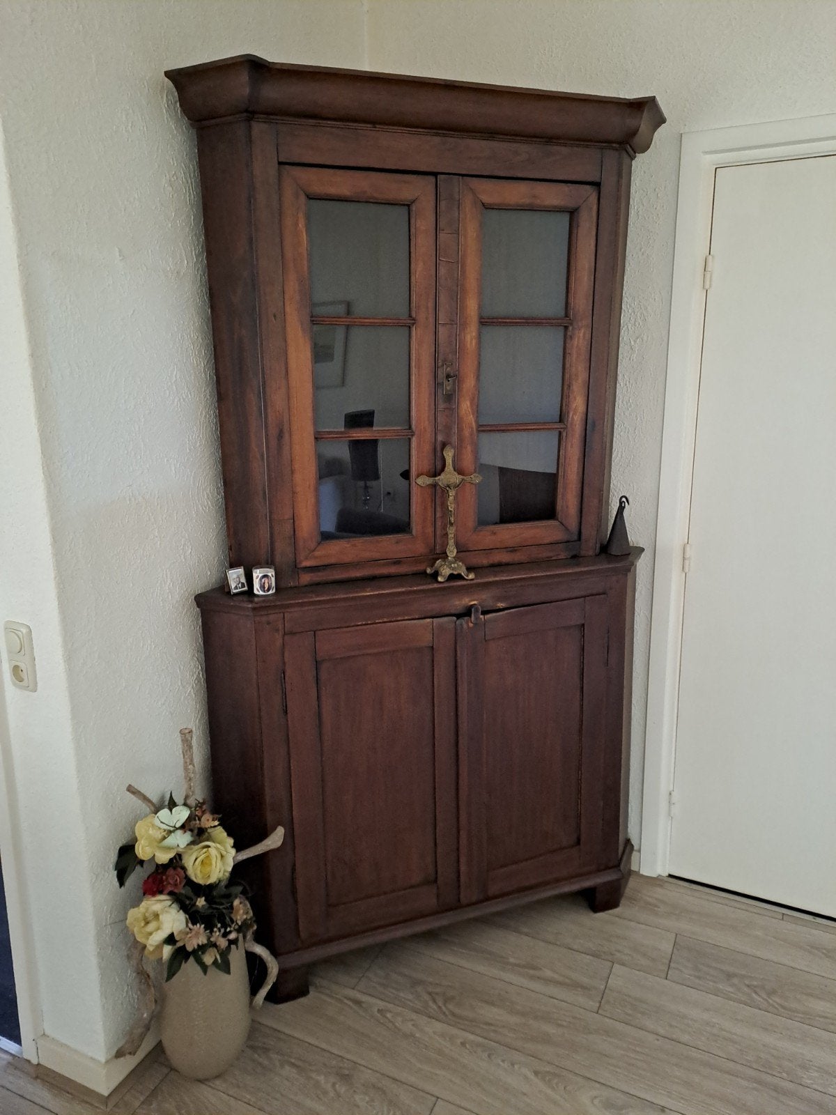 DONKER EIKEN HOEK KAST IN GOEDE STAAT, Huis en Inrichting, Kasten | Buffetkasten, 100 tot 150 cm, 200 cm of meer, Eikenhout, 25 tot 50 cm