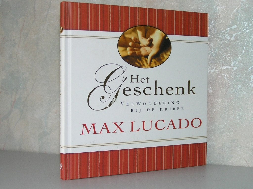 Max Lucado - Het geschenk (verwondering bij de kribbe), Ophalen of Verzenden, Zo goed als nieuw