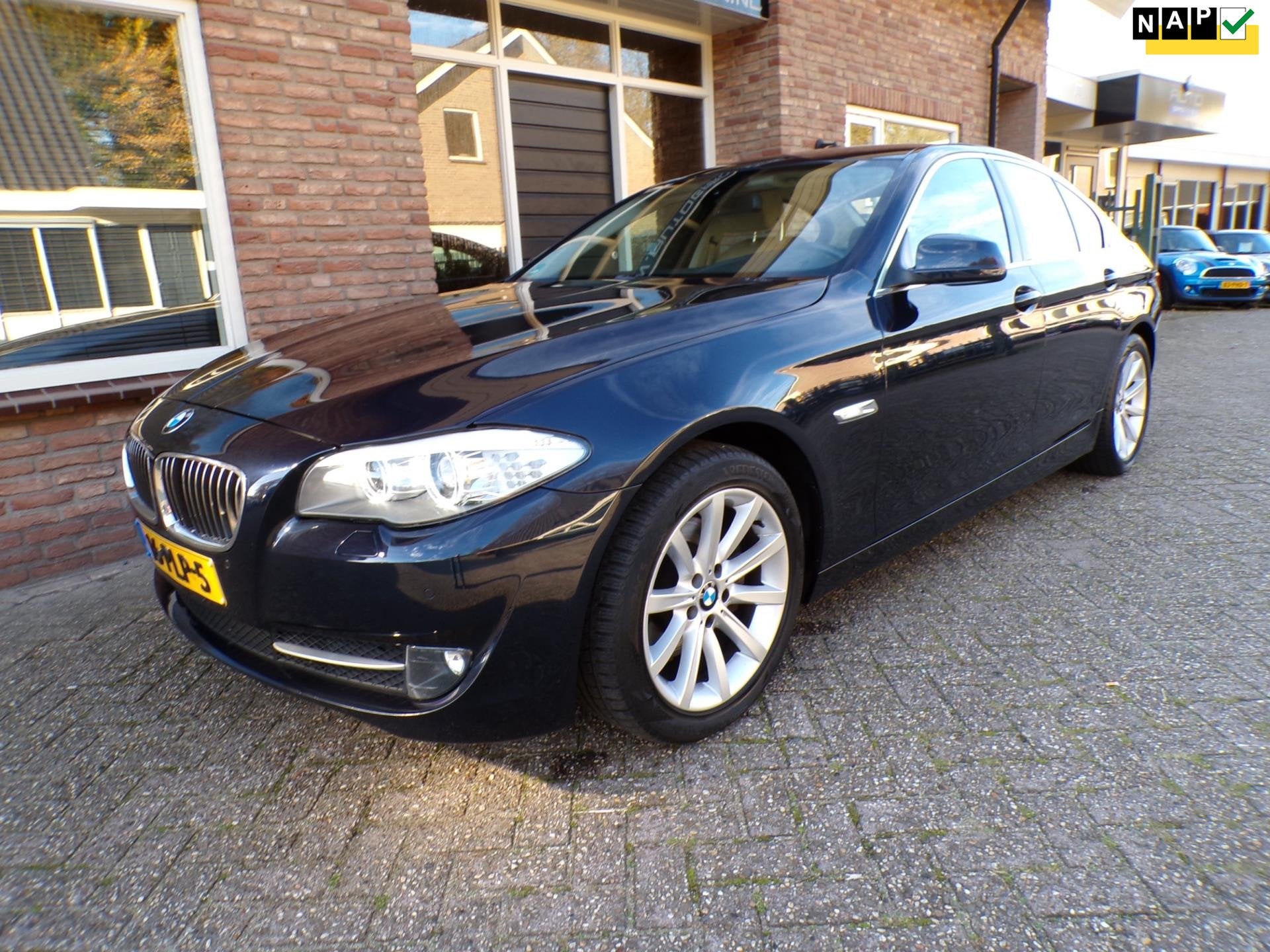 BMW 5-serie 523i High Executive Automaat / Leder / Navi, Auto's, BMW, Euro 5, Achterwielaandrijving, Gebruikt, Beige