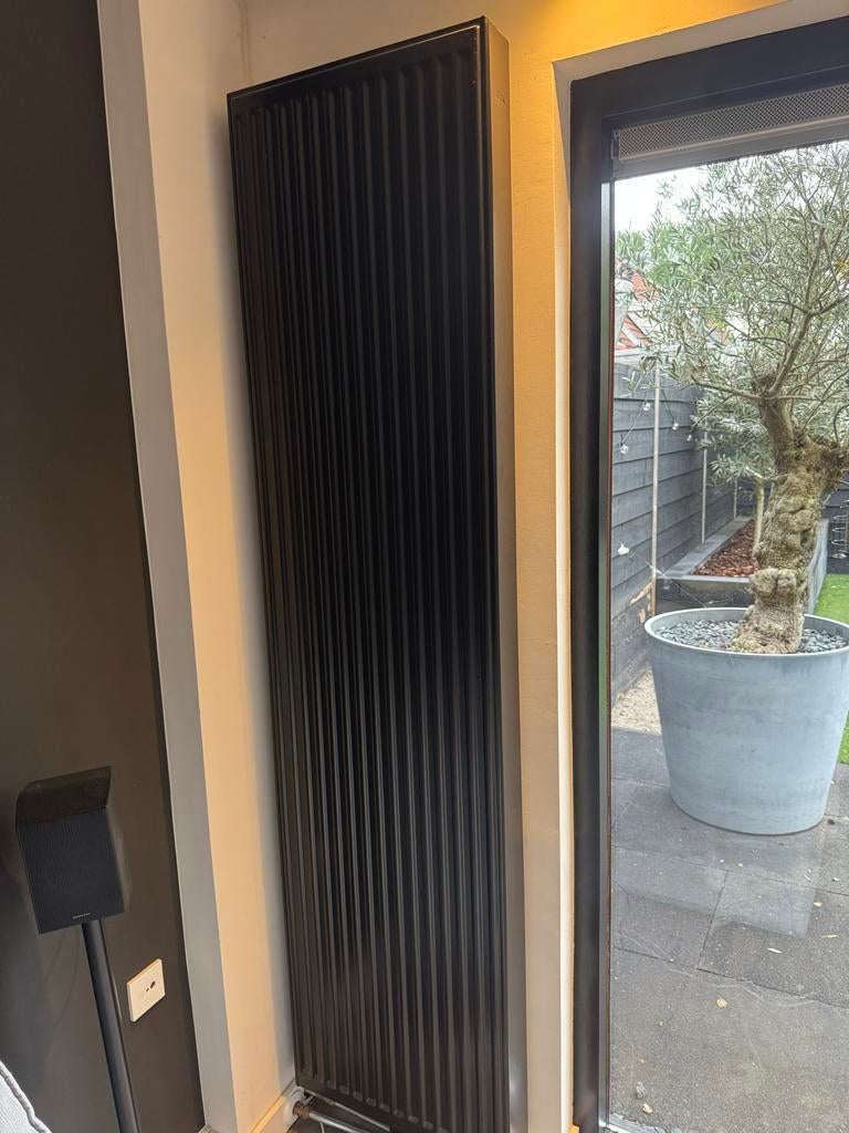 Stijlvolle zwarte verticale radiator met thermostaat, Doe-het-zelf en Verbouw, Verwarming en Radiatoren, Ophalen, Radiator, Minder dan 60 cm