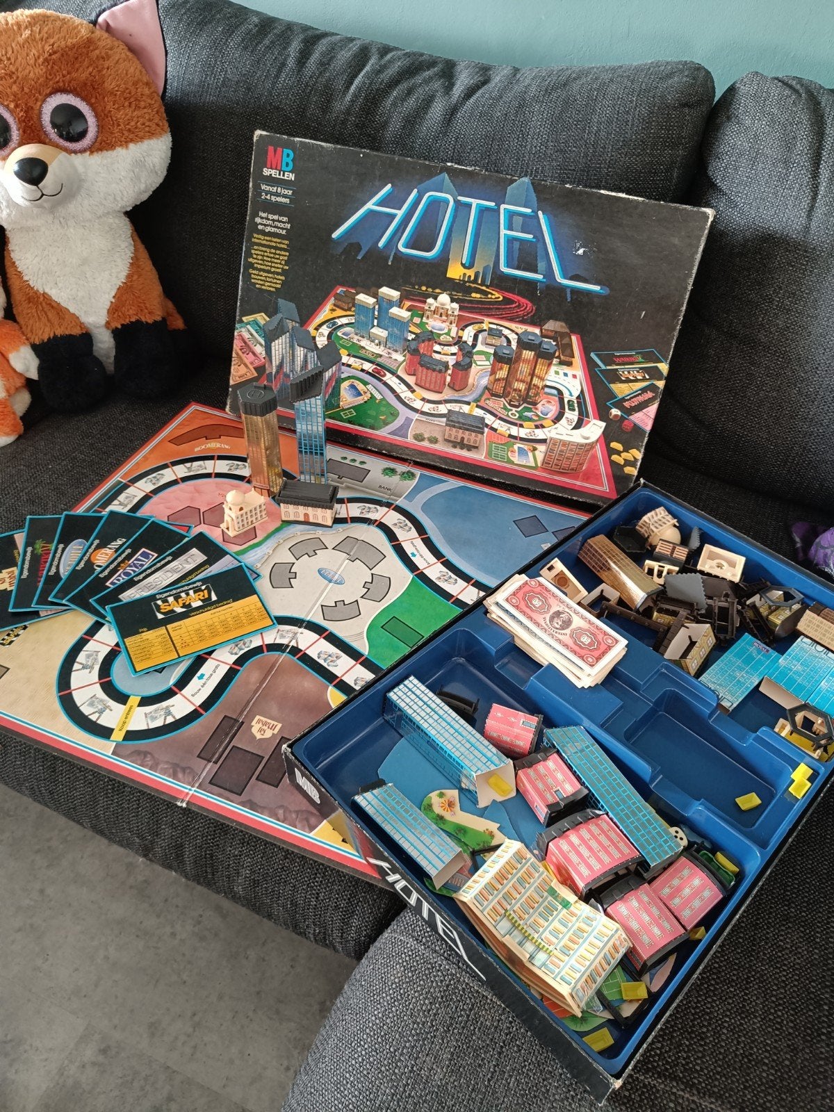 Hotel bordspel - Klassiek vastgoedspel, Hobby en Vrije tijd, Gezelschapsspellen | Bordspellen, Drie of vier spelers, Ophalen of Verzenden