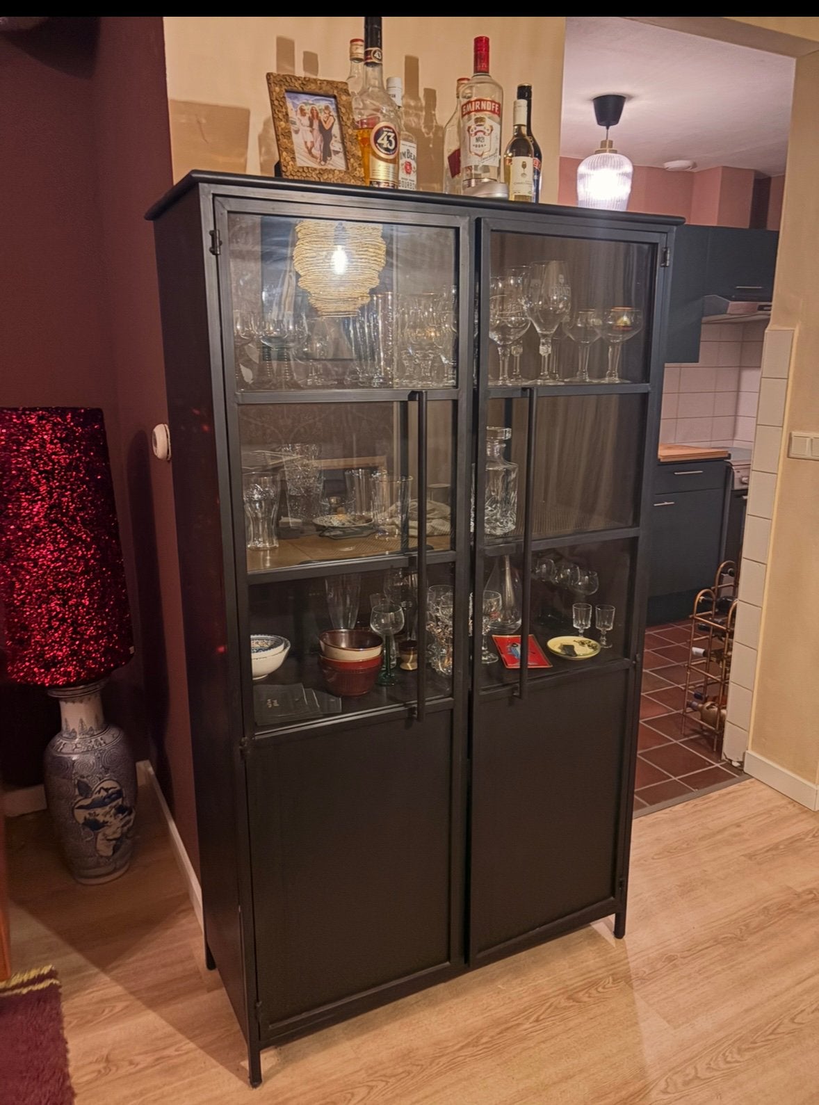 Zwarte vitrine servies kast metaal, Ophalen, 50 tot 100 cm, Zo goed als nieuw, Metaal