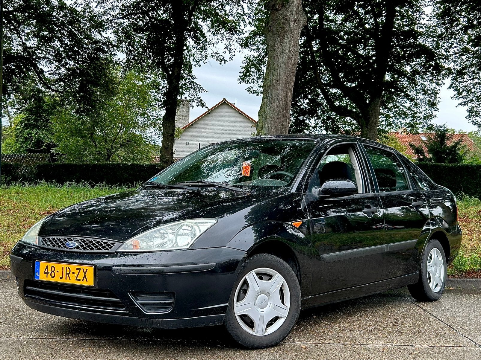 Ford Focus 1.6-16V SDN / Airco / Trekhaak / Centrale-V /, 1596 cc, 4 cilinders, 100 pk, Zwart