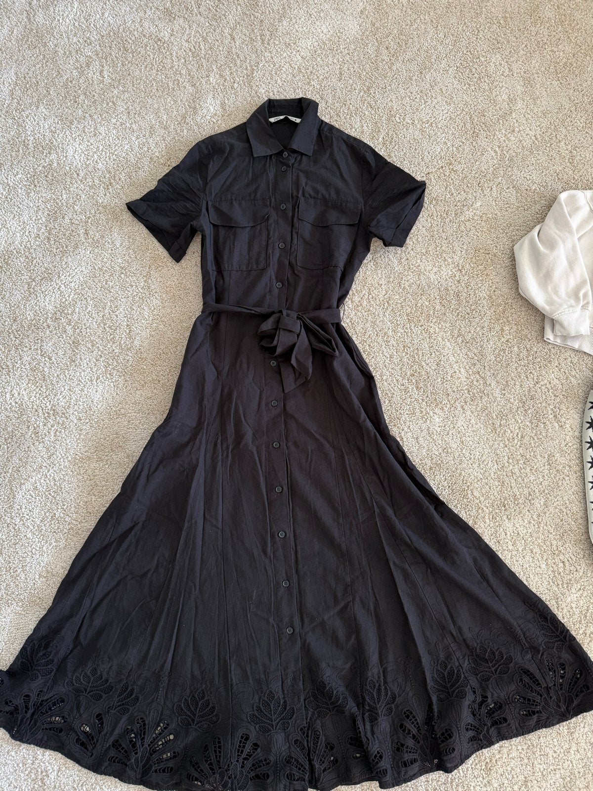 Zara Zwart Midi Jurk met Broderie en Knoopsluiting - XS, Zwart, Ophalen of Verzenden, Zo goed als nieuw, Maat 34 (XS) of kleiner