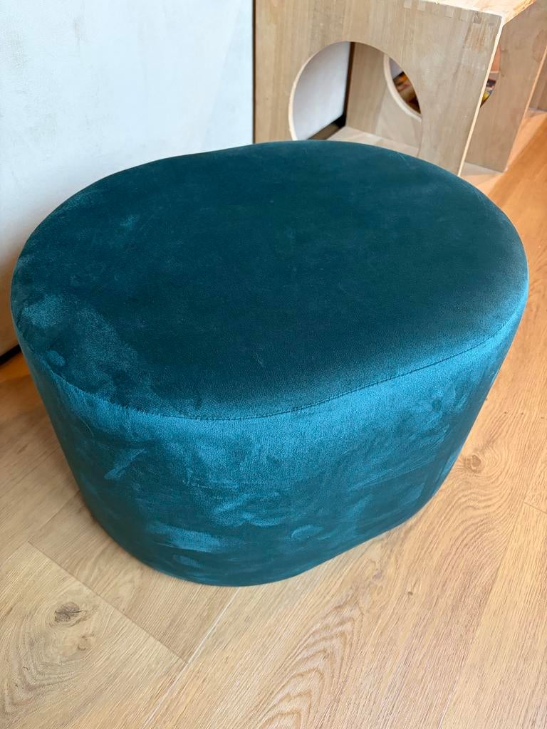 Groene fluwelen Sostrene Grene poef - Zo goed als nieuw!, Huis en Inrichting, Banken | Voetenbanken en Poefen, Ophalen, Minder dan 50 cm
