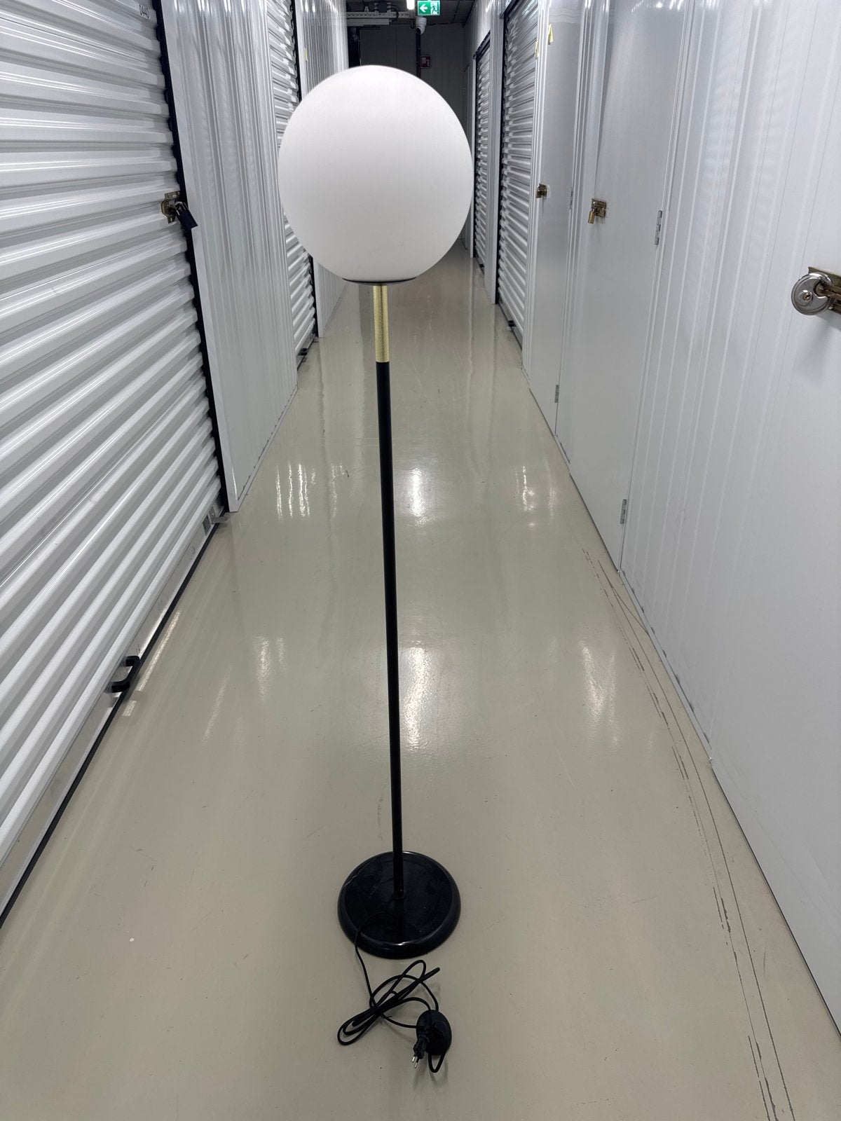 Moderne Vloerlamp met Bolvormige Kap - Zwart/Goud, Ophalen, Overige fittingen, Zo goed als nieuw, Metaal