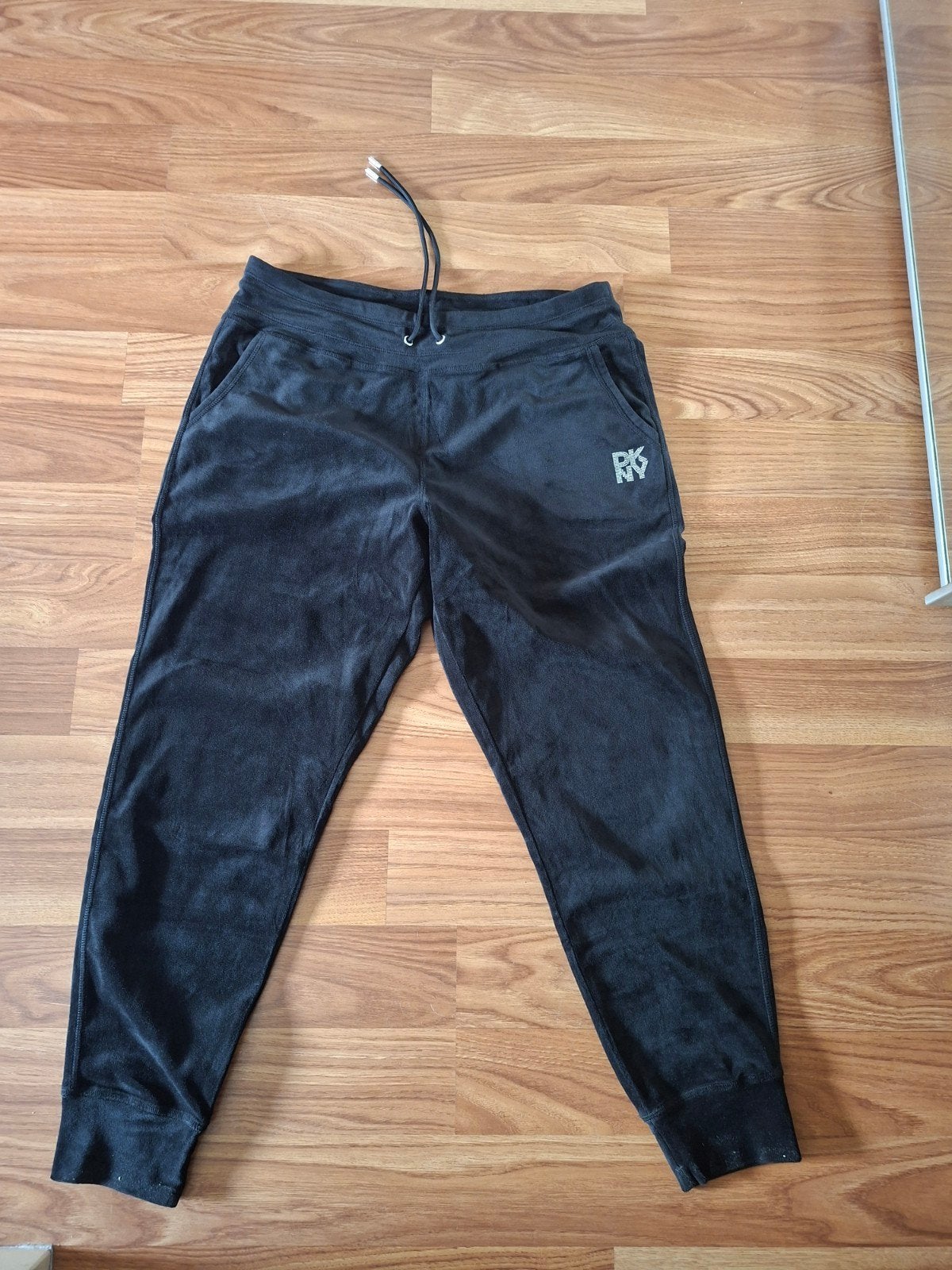 DKNY Zwarte Joggingbroek - Maat L, Kleding | Dames, Zwart, Ophalen of Verzenden, Zo goed als nieuw, Lang