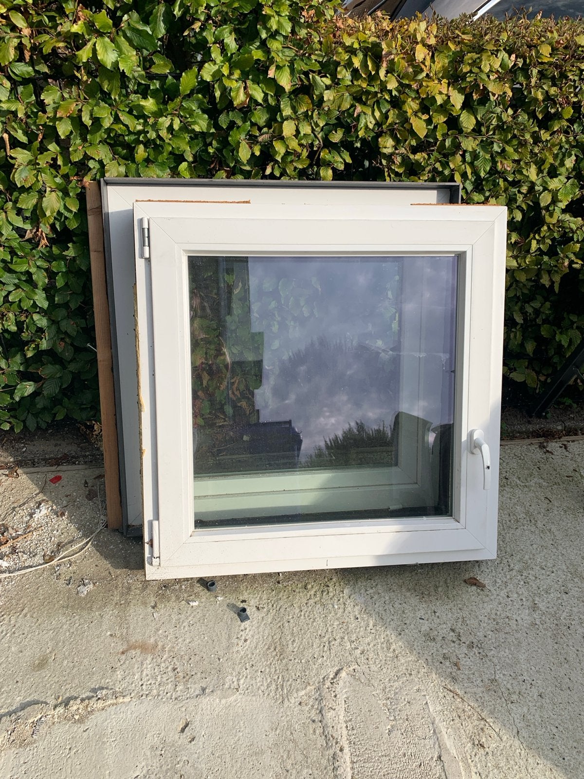 Twee kozijnen 90x90 cm buitenmaat, wit, met dubbelglas, Ophalen, Gevelraam of Ruit, Gebruikt, 80 tot 120 cm