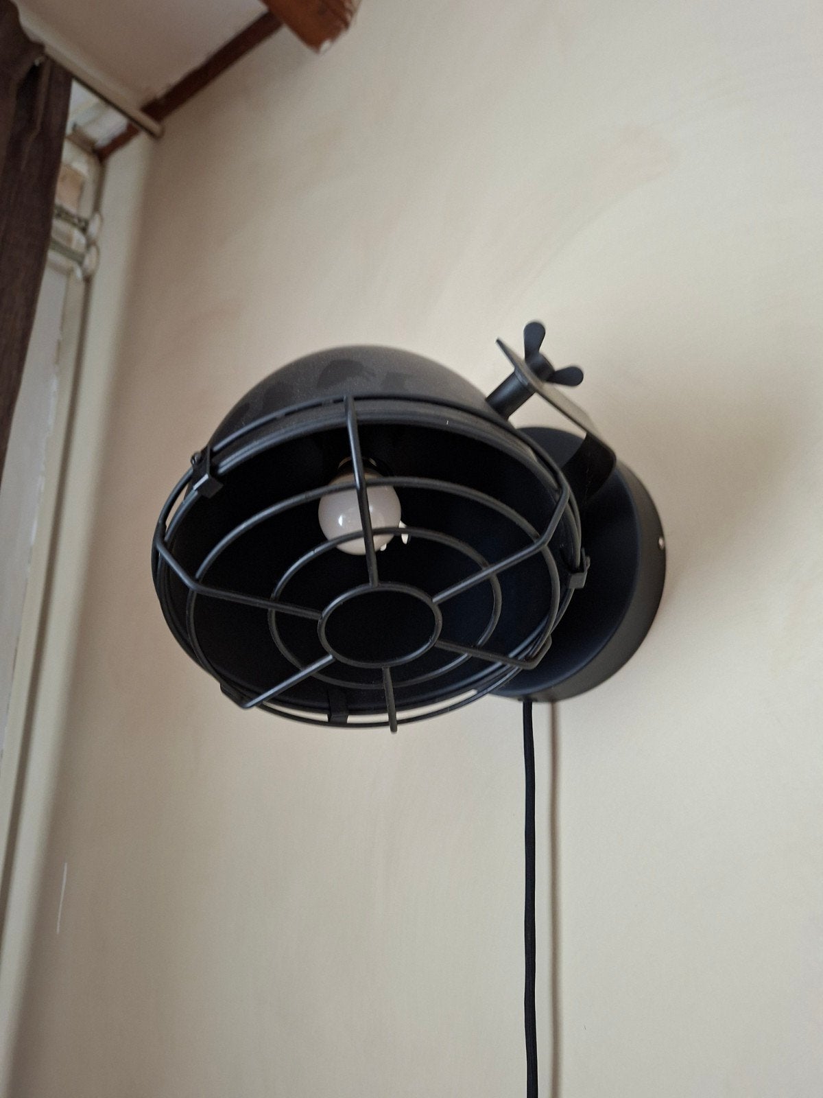 Zwarte industriële wandlamp met rooster, Huis en Inrichting, Lampen | Wandlampen, Met snoer/stekker, Zwart, Zo goed als nieuw
