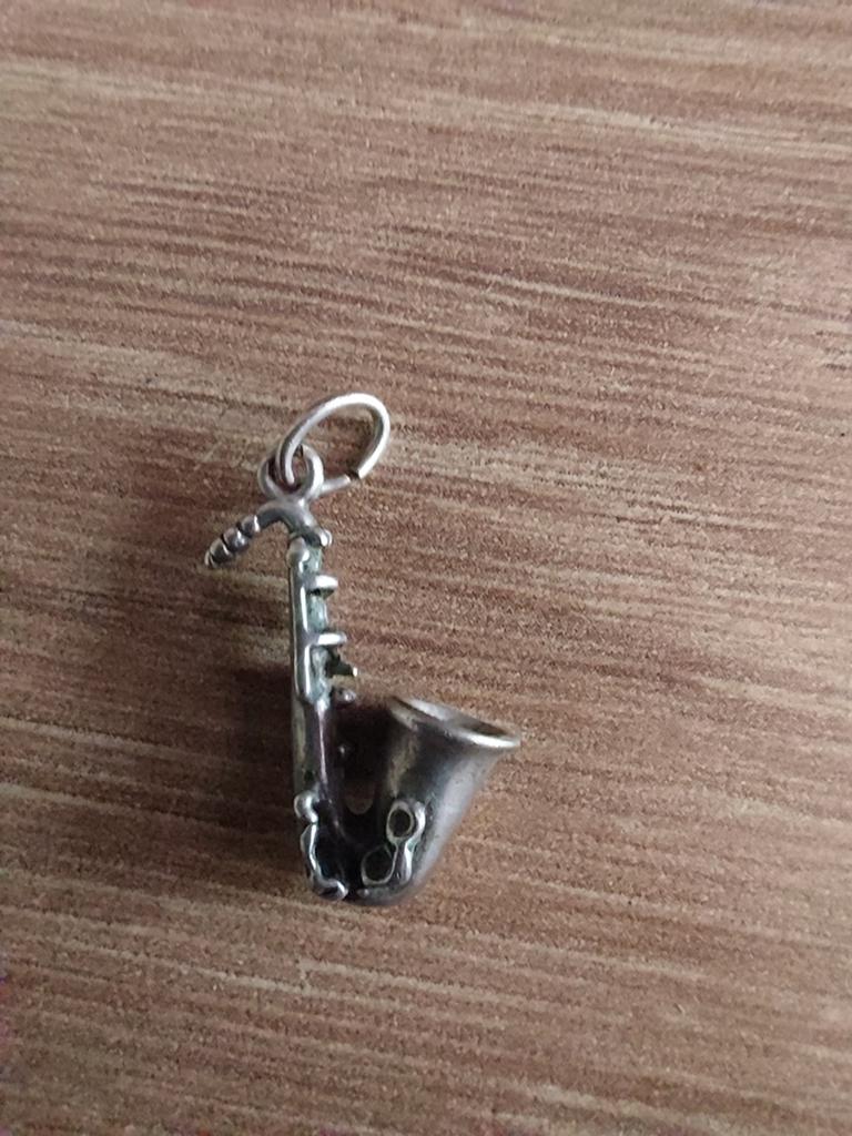 Een leuk hanger van alt sax., Ophalen of Verzenden, Nieuw, Overige materialen, Overige merken