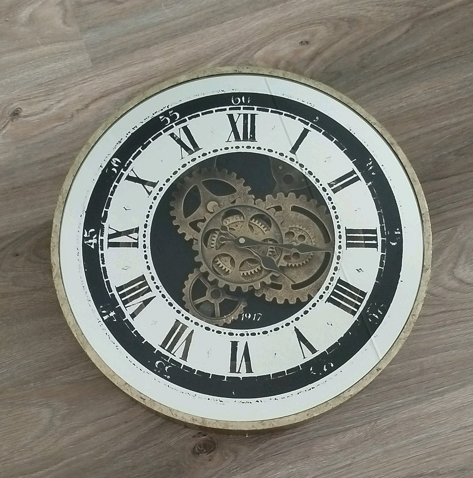 Wandklok met zichtbaar uurwerk - 45 cm diameter, Huis en Inrichting, Ophalen, Analoog, Werkt op batterijen, Overige merken