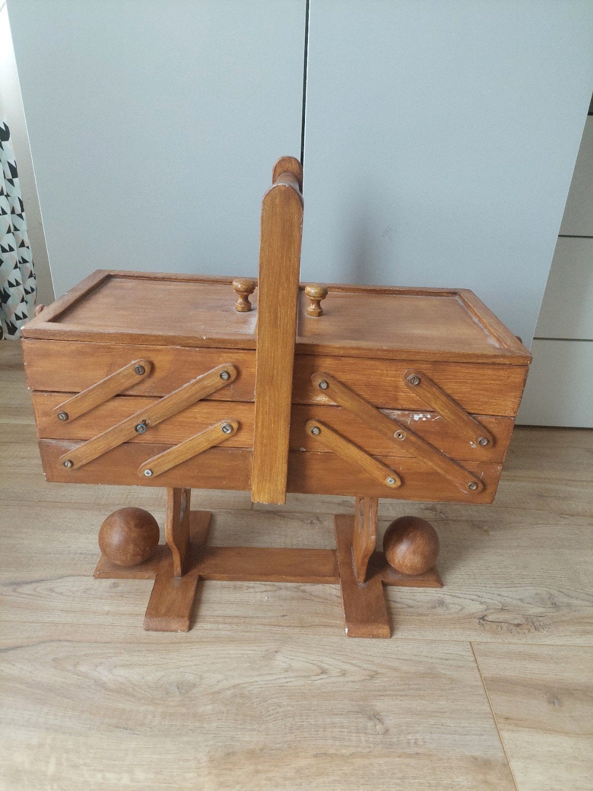 Vintage houten naaikist op standaard, Hobby en Vrije tijd, Naaien en Fournituren, Ophalen, Gebruikt, Overige typen