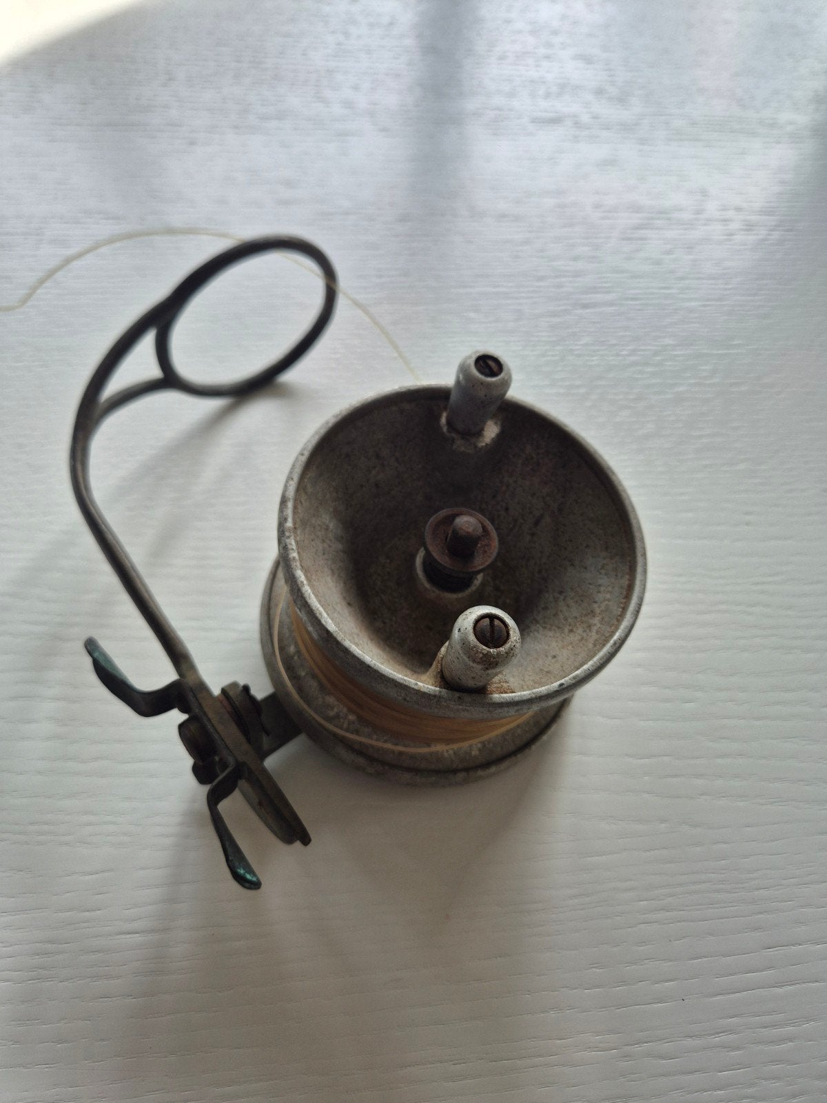 Vintage vismolen van aluminium en koper, Ophalen of Verzenden, Gebruikt, Molen