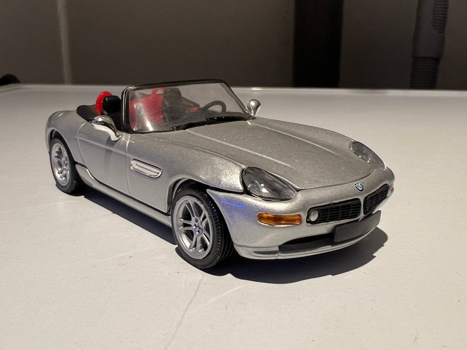 BMW Z8 James Bond "The World Is Not Enough" modelauto, Ophalen of Verzenden, Zo goed als nieuw, Auto, Overige merken