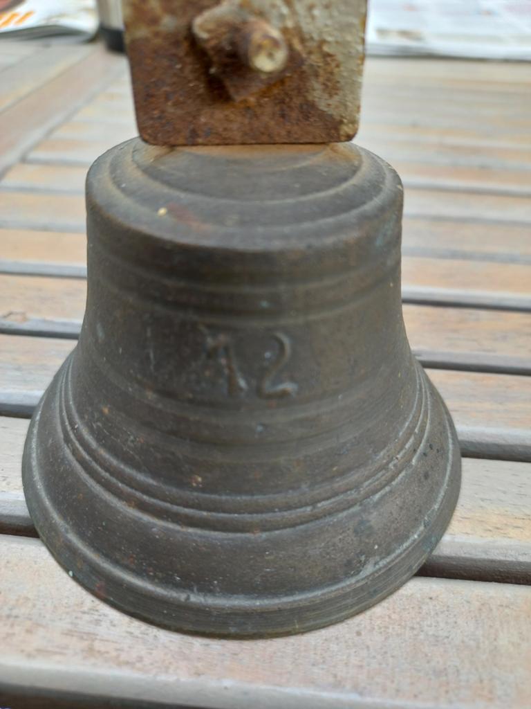 Antieke bronzen deurbel met ijzeren houder, Ophalen of Verzenden