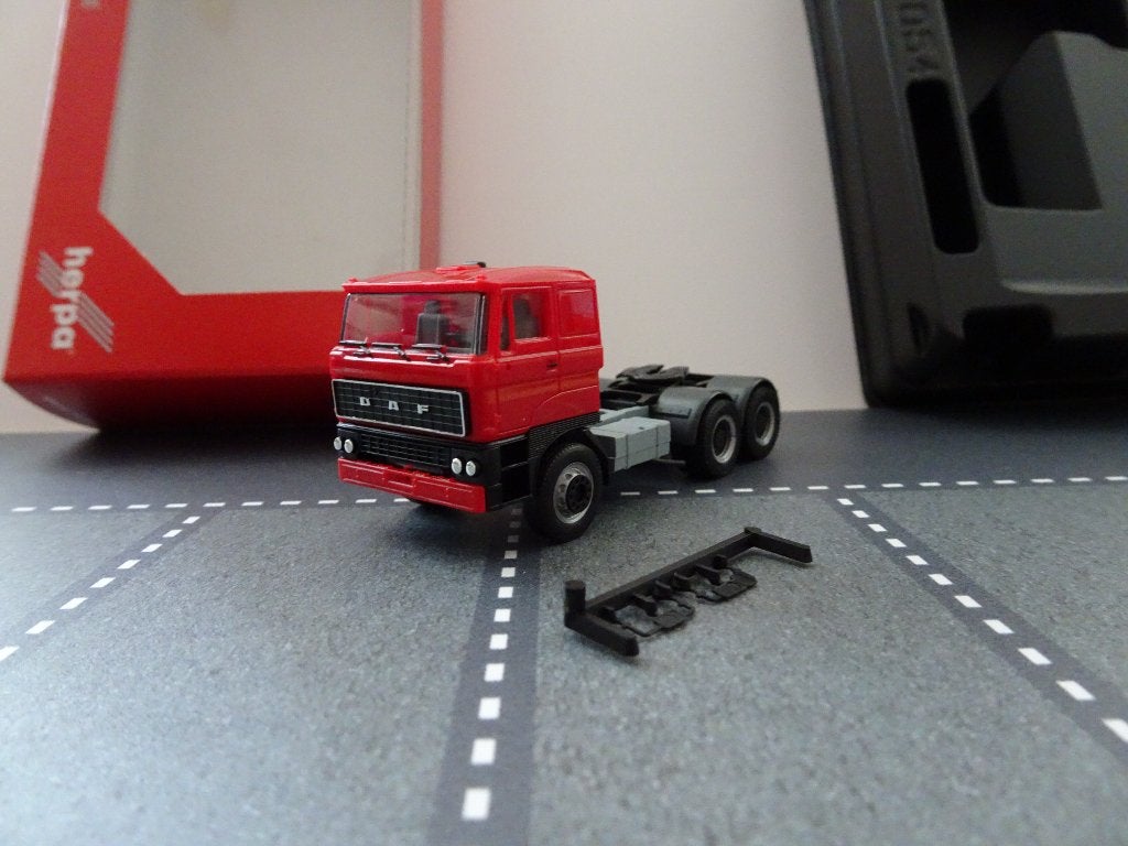 901 herpa 321204 daf 2800 3-as trekker rood 1:87 truck trein, Hobby en Vrije tijd, Modelauto's | 1:87, Ophalen of Verzenden, Nieuw