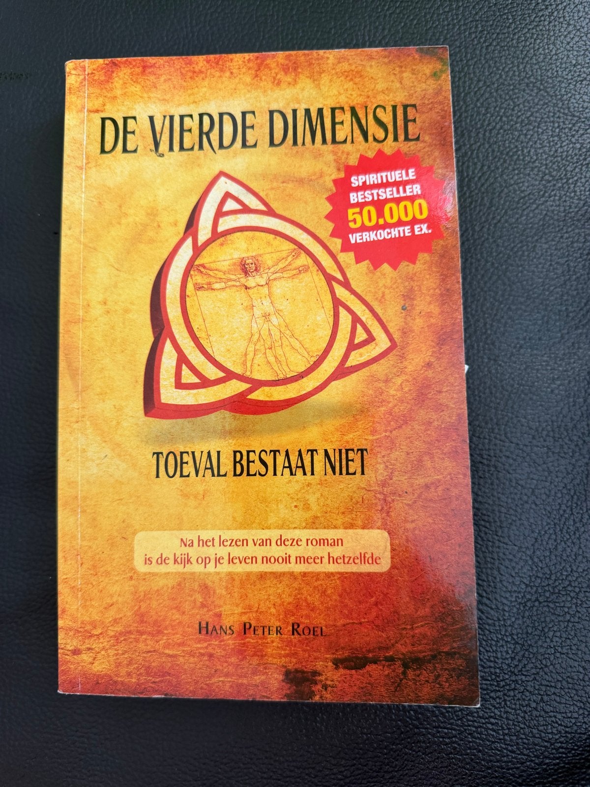 De Vierde Dimensie - Toeval Bestaat Niet - Hans Peter Roel, Boeken, Ophalen of Verzenden, Zo goed als nieuw, Spiritualiteit algemeen