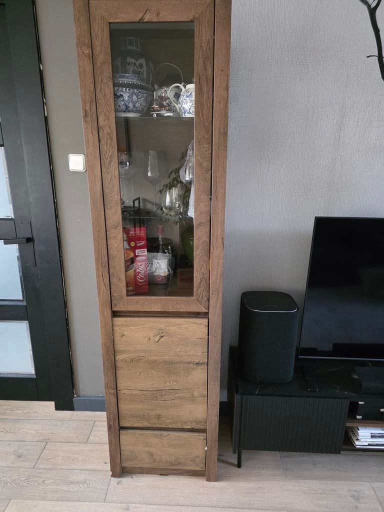 Hoge vitrinekast eiken look met glasdeur en lade, Huis en Inrichting, Kasten | Vitrinekasten, Ophalen, Minder dan 50 cm, Gebruikt