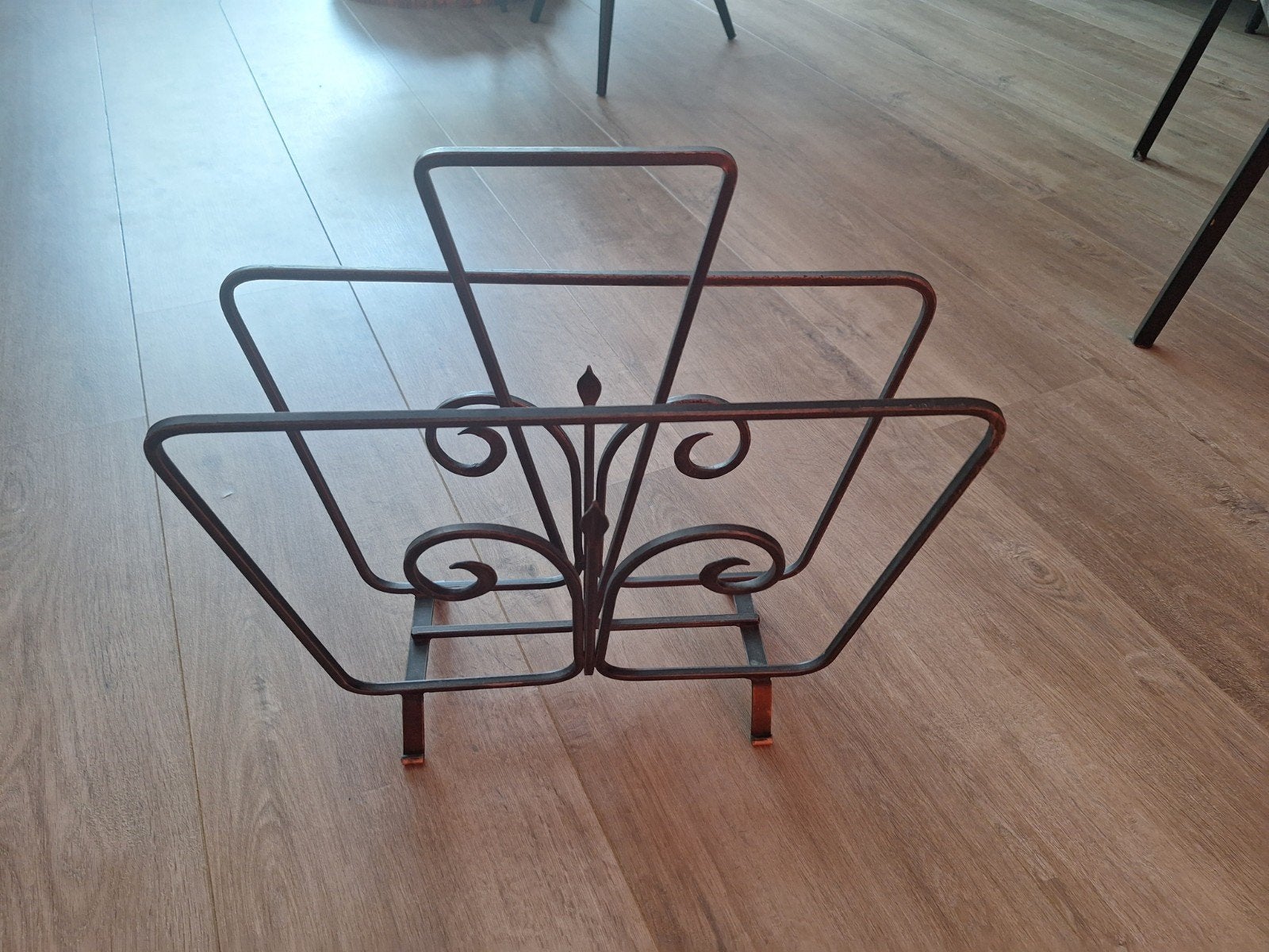 Vintage metalen krantenbak/lectuurbak met sierlijke details, Meerdere vakken, Gebruikt, Metaal, Krantenbak