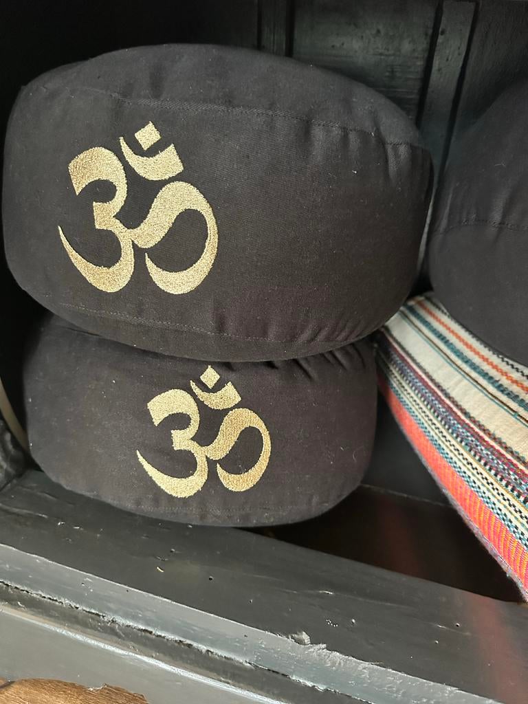 Gloednieuwe Zwarte Yoga / Meditatiepoef met Om-symbool, Ophalen, Nieuw, Yoga-accessoire