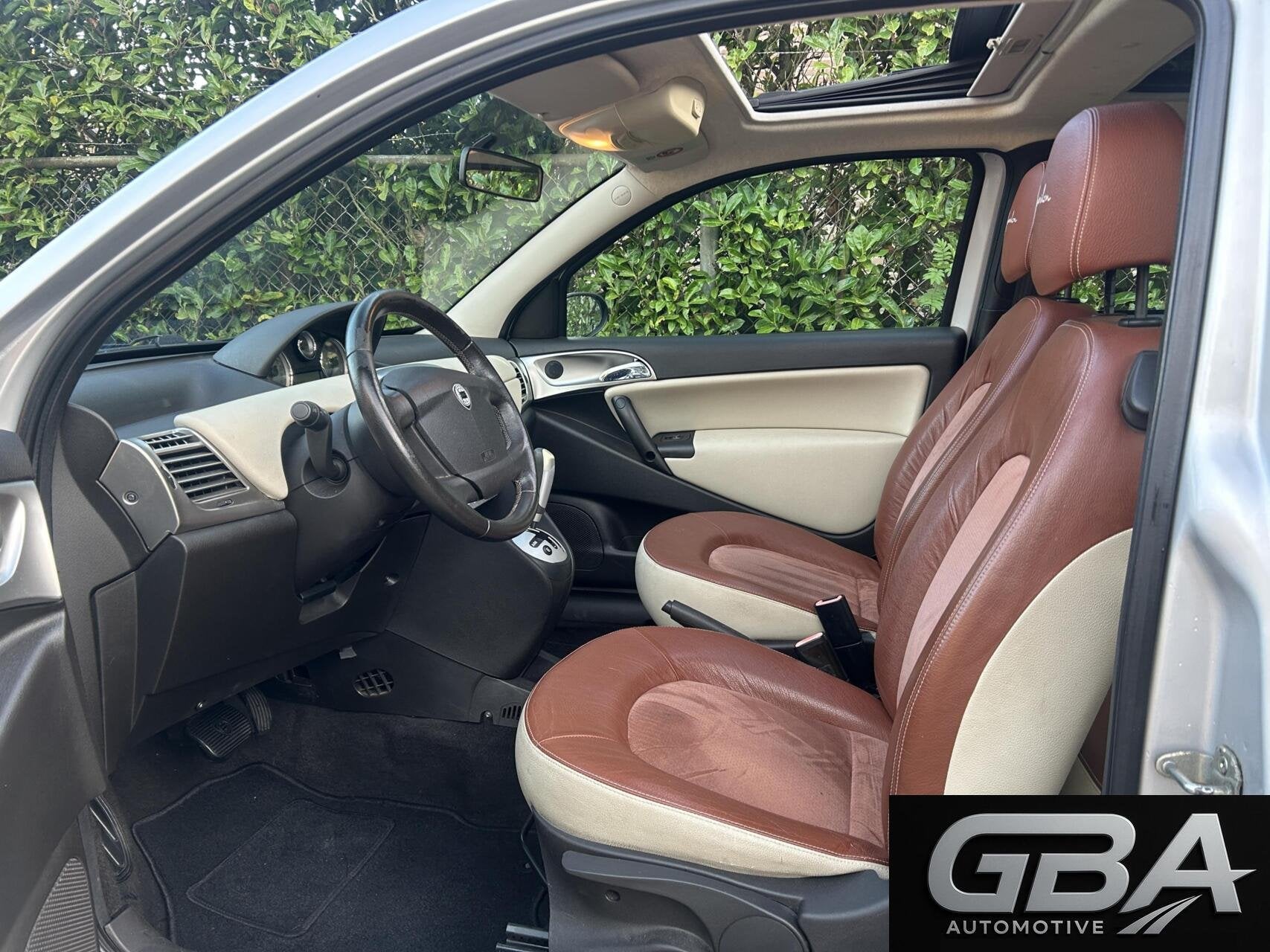 Lancia Ypsilon 1.4-16V Platino AUTOMAAT Leder Panoramadak, Auto's, Voorwielaandrijving, 970 kg, 400 kg, Leder
