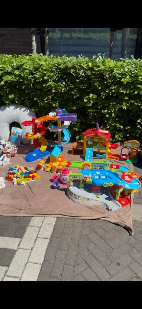 V tech Toet toet Garage & racebaan/ Zoef zoef boerderij etc., Kinderen en Baby's, Speelgoed | Vtech, Ophalen, Zo goed als nieuw
