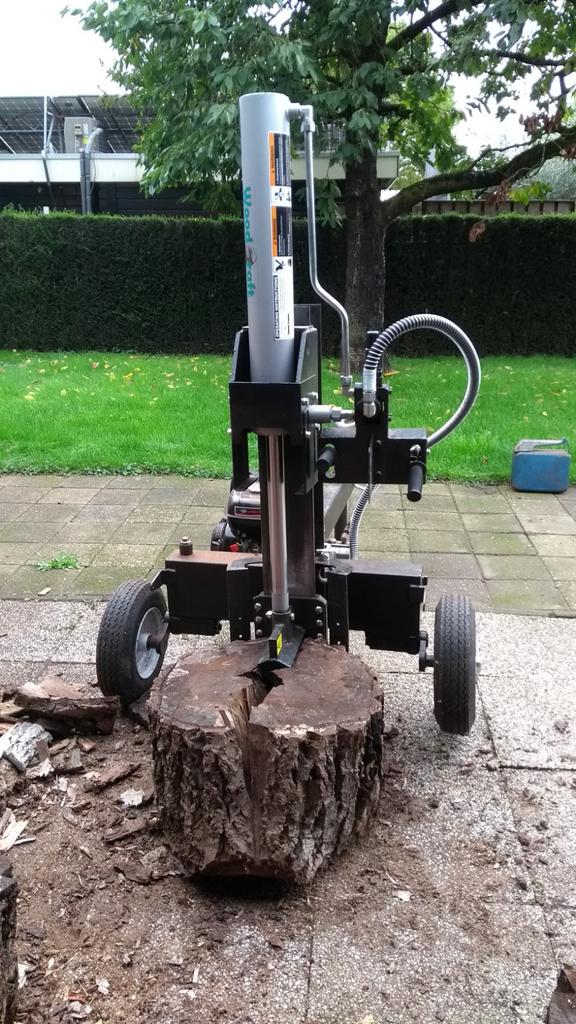 Te huur aangeboden zware houtklover., Tuin en Terras, Kloofmachines, Ophalen of Verzenden, Zo goed als nieuw, Liggend