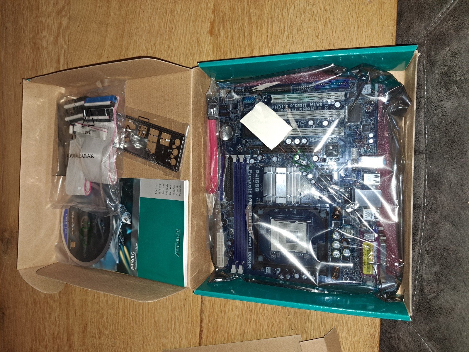 Moederbord P4I65G met accessoires - Nieuw in doos, Nieuw, Ophalen of Verzenden, DDR, Micro-ATX