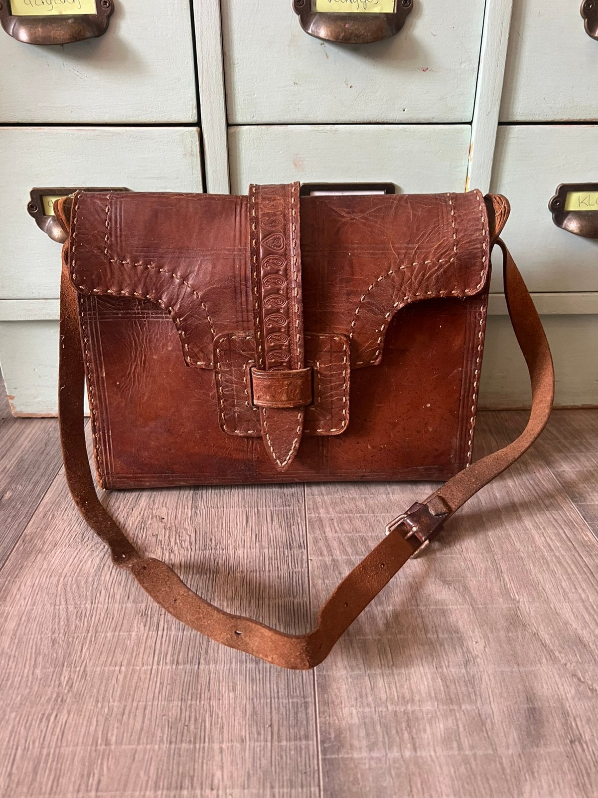 Vintage boho hippie zadelleer tas schoudertas tooled leather, Ophalen of Verzenden, Gebruikt, Bruin, Schoudertasje