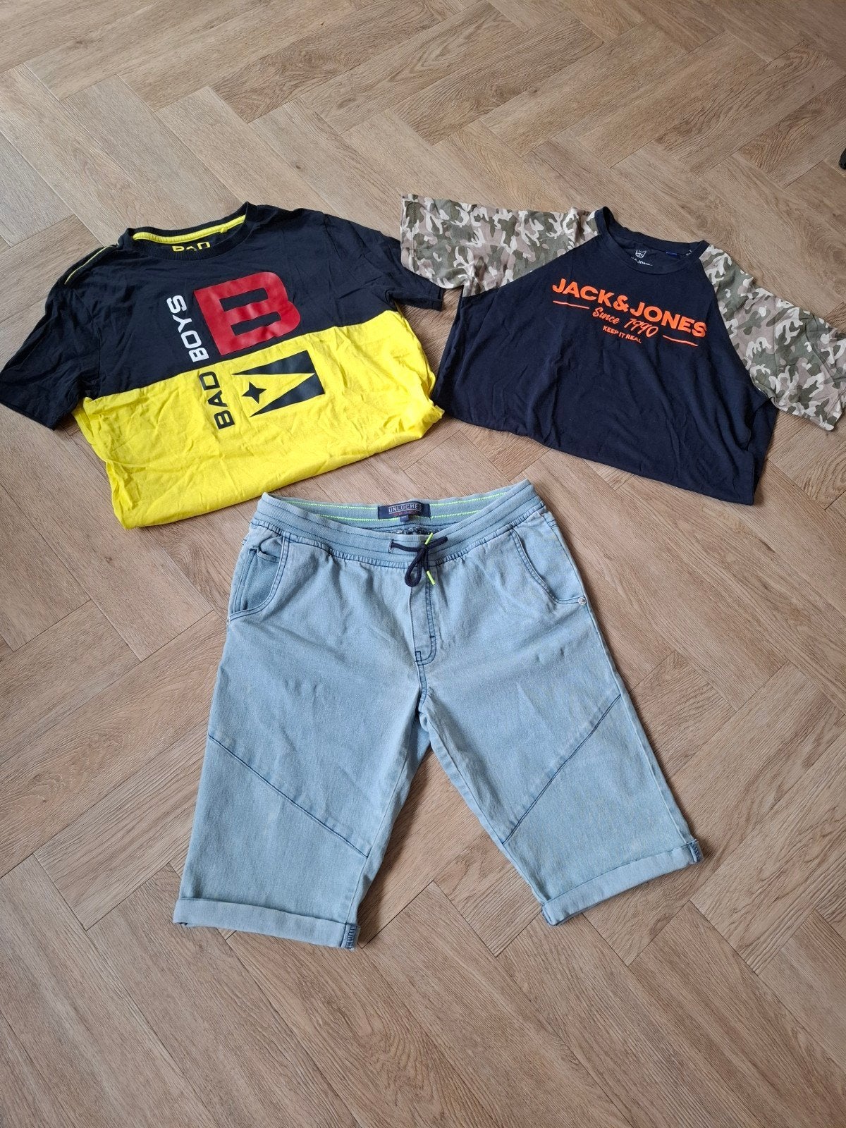 2 T-shirts (170/176 & 176) en korte broek maat 176, Ophalen of Verzenden, Zo goed als nieuw, Maat 176